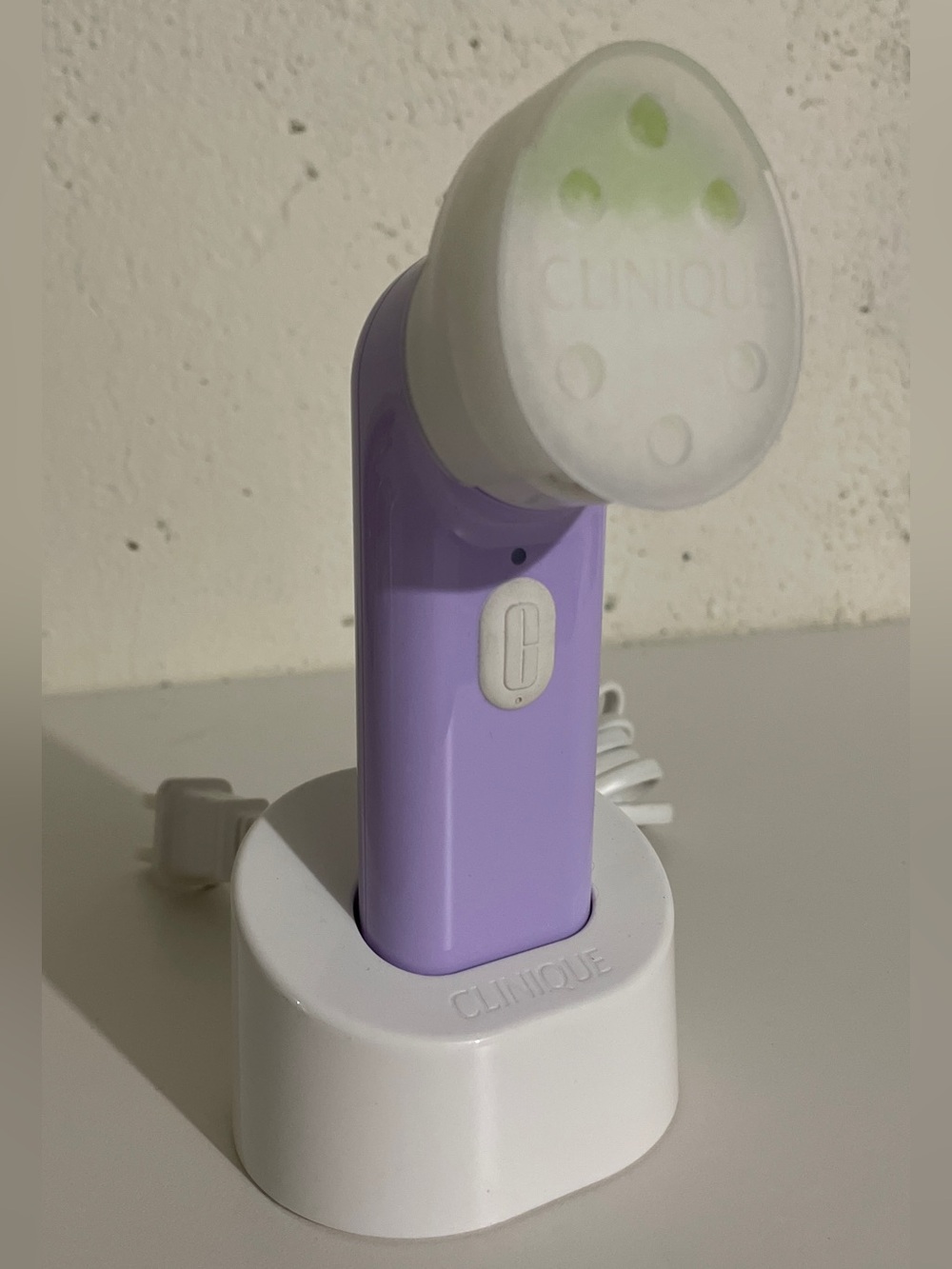 Clinique Lavender and White Sonic Facial Cleansing Brush with Dock - NEW